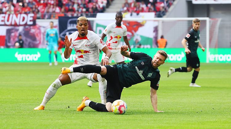 Mitchell Weiser im Duell mit Benjamin Henrichs.