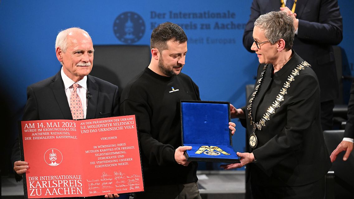Aachens Oberbürgermeisterin Sibylle Keupen überreicht Selenskyj den Karlspreis.