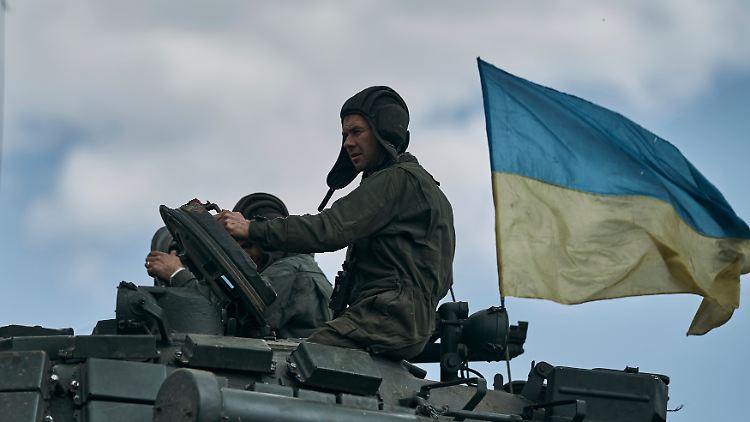 Ukrainische Soldaten bei Bachmut. "Die heftigen Kämpfe gehen weiter", sagt die Vize-Verteidigungsministerin.