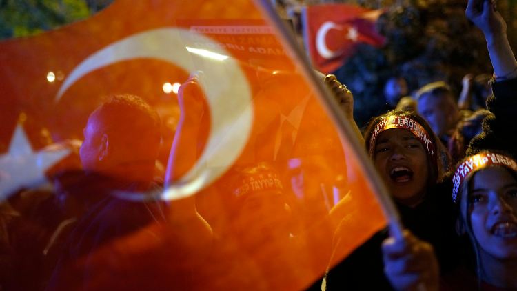 Unterstützer des amtierenden Präsidenten Erdogan versammeln sich am Abend vor dem Hauptquartier der AKP in Istanbul.