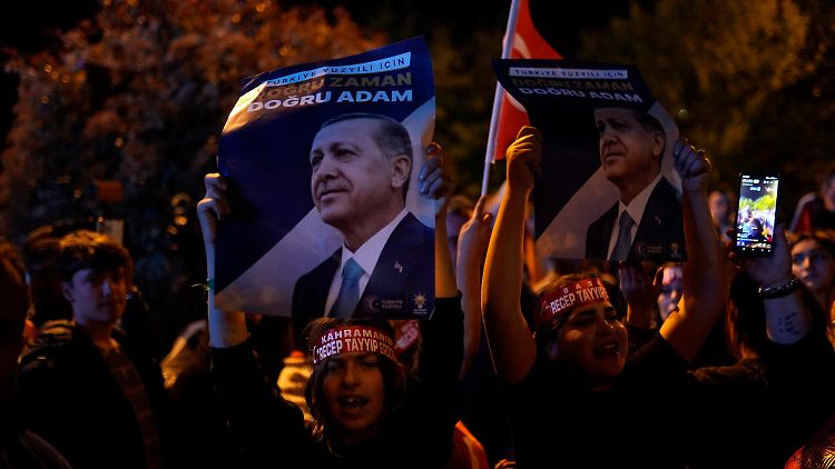 Erdogan-Anhänger am Abend vor der AKP-Zentrale in Istanbul.