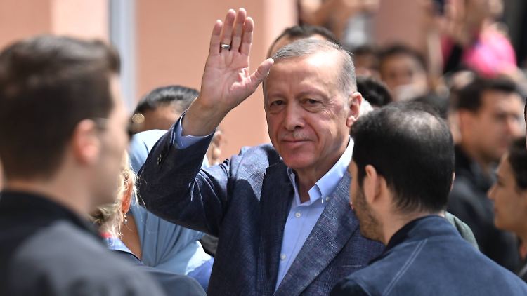 Amtsinhaber Erdogan, hier bei der Stimmabgabe in Istanbul, muss möglicherweise in die Stichwahl.
