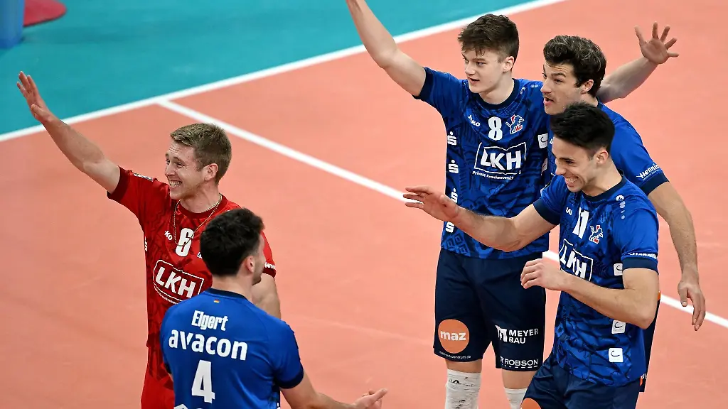 Lueneburg-Spieler-jubeln-ueber-einen-Punkt