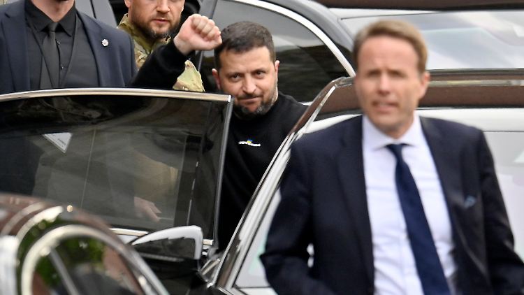 Nach der Karlspreisverleihung ging es für Selenskyj weiter nach Paris.