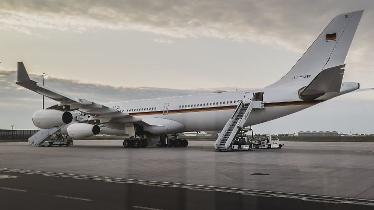 Der Regierungsflieger A340 der Flugbereitschaft auf dem Flughafen BER in Berlin: Ein Defekt bremste diesen aus.
