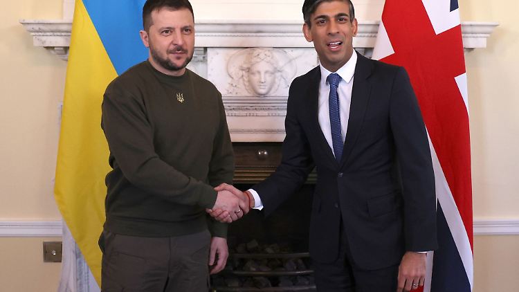 Wolodymyr Selenskyj (l.), Präsident der Ukraine und Premierminister Rishi Sunak im Februar in London.