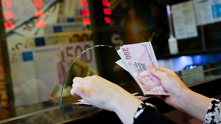Die türkische Lira war im März nach der Erdbeben-Katastrophe in der Türkei auf ein Rekordtief gefallen. Analysten erwarten in den kommenden Monaten einen weiteren heftigen Wertverlust. 