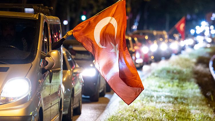 In Duisburg feierten schon am Abend Erdogan-Anhänger den Sieg ihres Kandidaten.