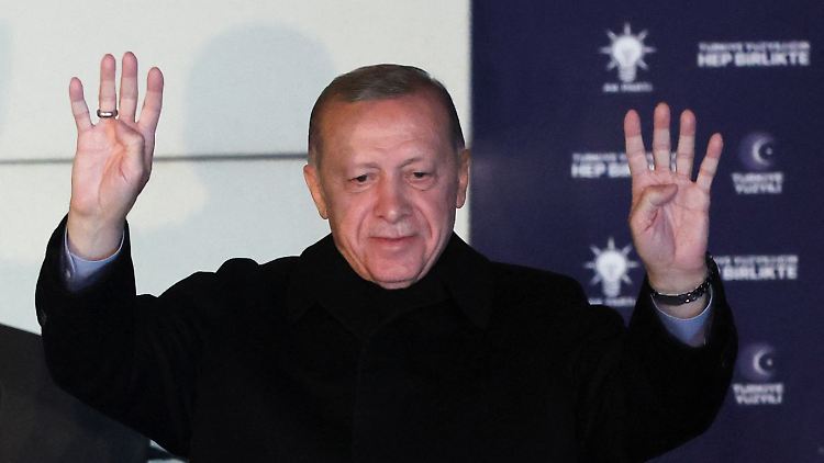 Am Abend nach der Wahl winkt Erdoğan in Ankara von der AKP-Zentrale aus seinen Anhängern zu.