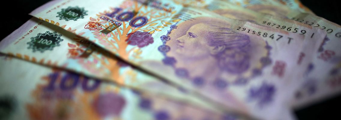 2020-03-20T100012Z_312913374_RC2MNF9FMN63_RTRMADP_3_HEALTH-CORONAVIRUS-ARGENTINA-CURRENCY.JPG