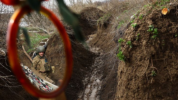 Soldaten sind im Schützengraben oft täglich Artilleriefeuer ausgesetzt - ein Horror, der nur schwer vorstellbar ist.