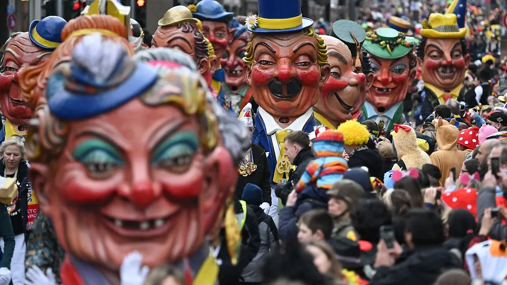 Die-Meenzer-Schwellkoepp-sind-beim-Mainzer-Rosenmontagszug-unterwegs