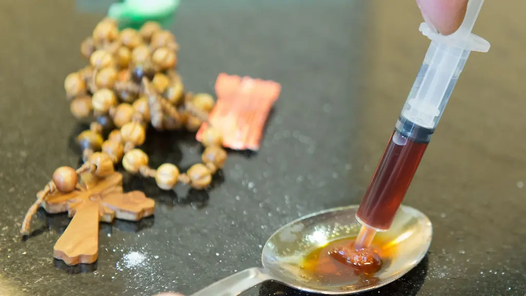 Einen-Schuss-Heroin-mit-Crack-bereitet-sich-ein-Drogenabhaengiger-in-einem-sogenannten-Druckraum-oder-Konsumraum-einer-Drogenhilfeeinrichtung-zu