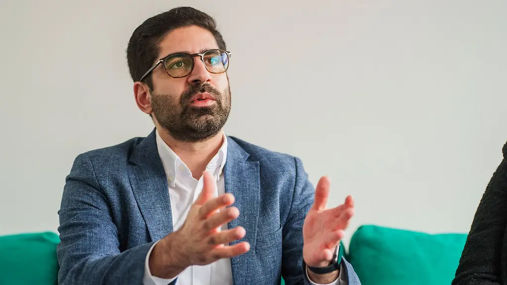 Kaweh-Mansoori-SPD-Minister-fuer-Wirtschaft-Energie-Verkehr-Wohnen-und-laendlichen-Raum-sowie-stellvertretender-Ministerpraesident-in-Hessen-sitzt-bei-einem-dpa-Interview-auf-dem-Sofa