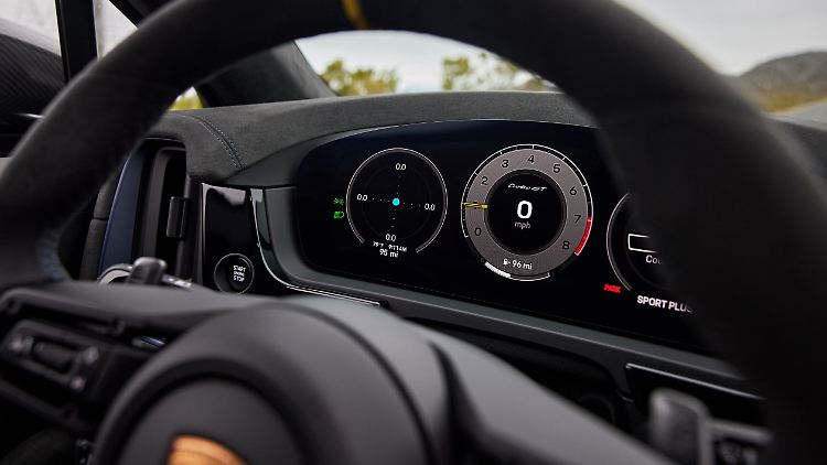Das Kombiinstrument lässt sich vielfältig gestalten. Der große Drehzahlmesser in der Mitte darf zumindest bei keinem Verbrenner-Porsche fehlen. Und die Anzeige der G-Kräfte kann spannend sein.