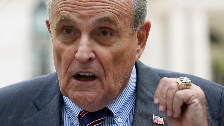 In einer 70-seitigen-Klageschrift werden schwere Vorwürfe gegen Rudy Giuliani erhoben.