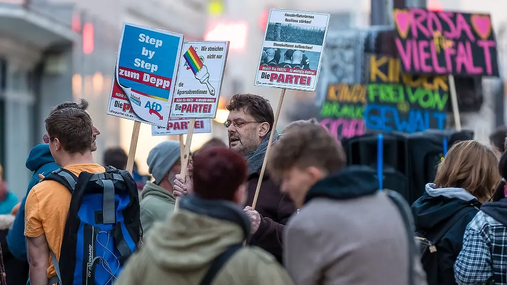 Menschen-nehmen-an-einer-Demonstration-in-der-Cottbuser-Innenstadt-teil