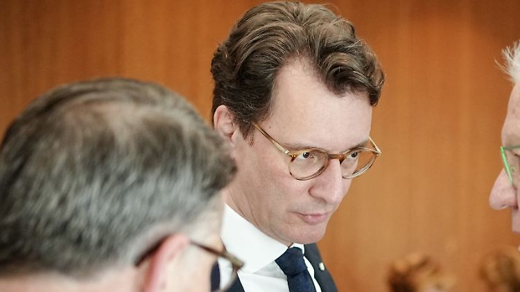 Hendrik Wüst verleiht Angela Merkel heute Nachmittag den Staatspreis des Landes Nordrhein-Westfalen.