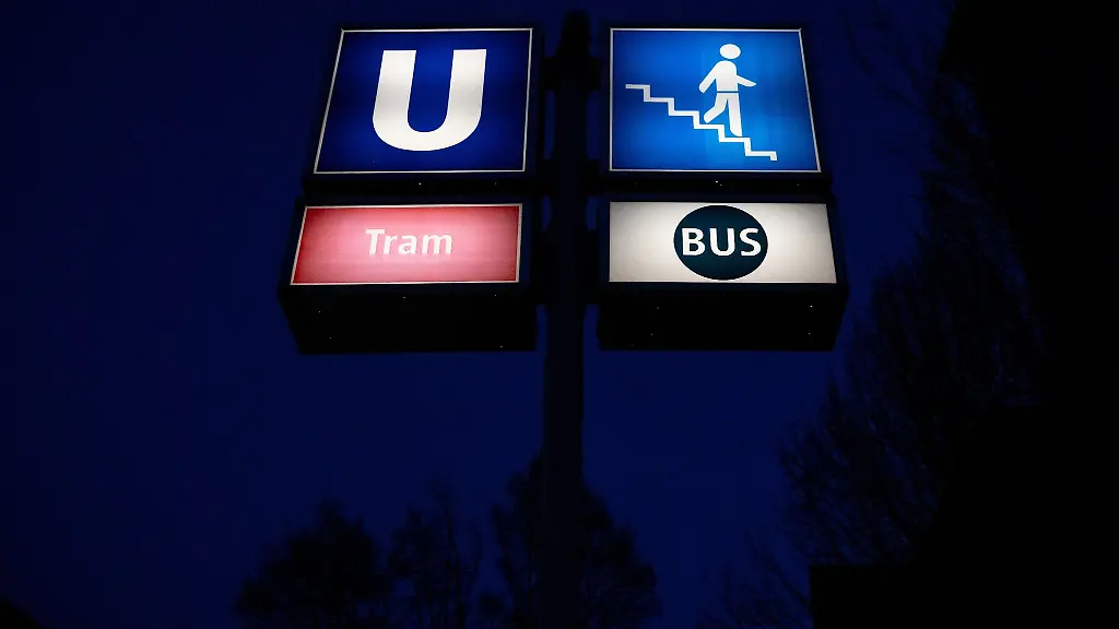 Ein-Schild-mit-den-Piktogramm-der-U-Bahn-der-Tram-und-der-Bus-Linien-steht-an-einer-Haltestelle