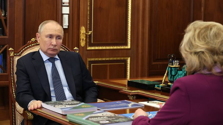 Putin bei einem Treffen mit der russischen "Menschenrechtsbeauftragten" Tatjana Moskalkowa.