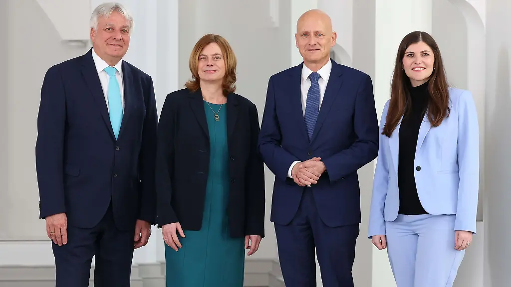 IHK-Praesident-Marcus-Walden-2-v-r-und-IHK-Hauptgeschaeftsfuehrer-Guenter-Jertz-stehen-mit-der-kuenftigen-Hauptgeschaeftsfuehrerin-Karina-Szwede-2-v-l-und-der-stellvertretenden-Hauptgeschaeftsfuehrerin-Lisa-Haus-zusammen