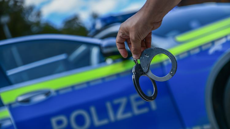 Der 18-jährige Tatverdächtige hat sich laut Polizeiangaben widerstandslos festnehmen lassen.