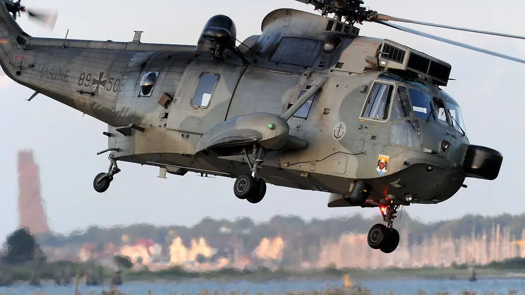 Ein-Hubschrauber-vom-Typ-Sea-King-Mk-41-hebt-in-Kiel-von-dem-Marinefliegerhorst-Holtenau-ab