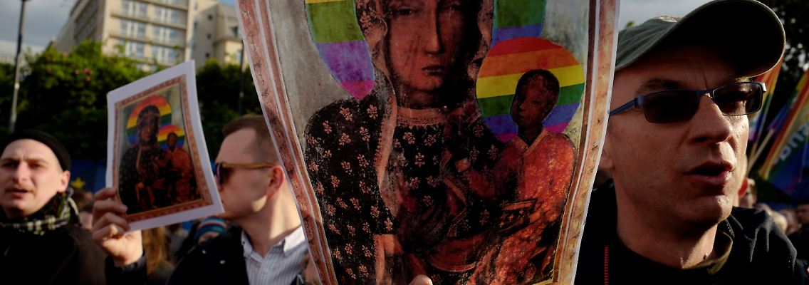 2019-05-07T201201Z_827762922_RC1898D53E00_RTRMADP_3_POLAND-CHURCH-LGBT.JPG