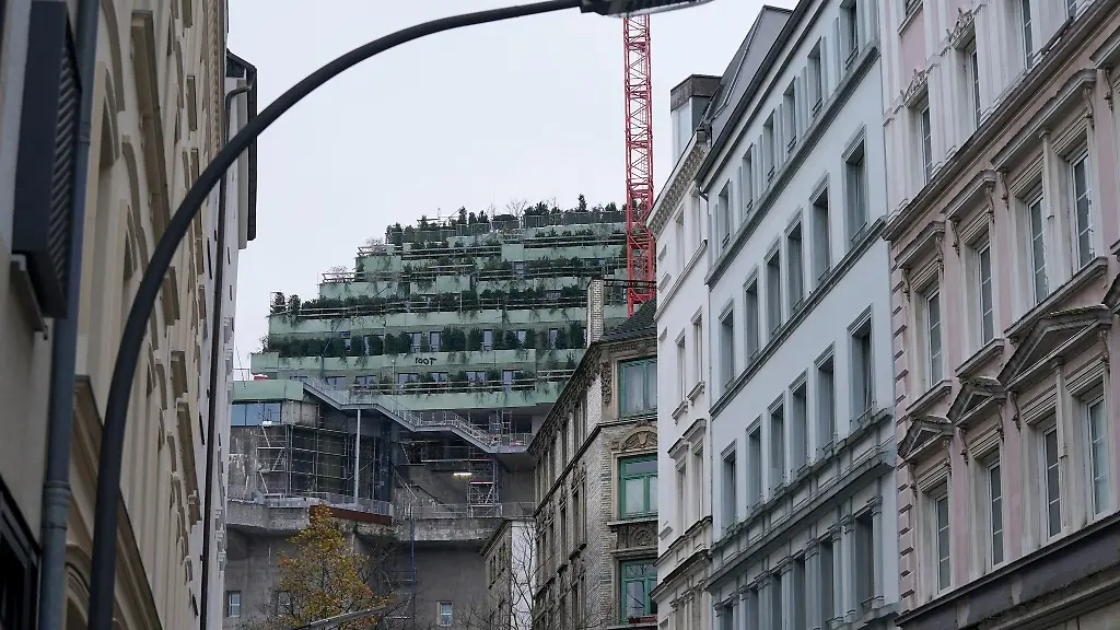 Blick-von-einer-Strasse-im-Karolinenviertel-auf-den-begruenten-Hochbunker-St-Pauli-auf-dem-Heiligengeistfeld