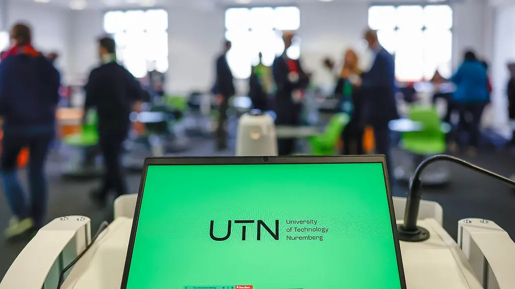 Ein-Laptop-mit-dem-Logo-der-UTN-steht-in-einem-Seminarraum-der-UTN-University-of-Technology-Nuremberg