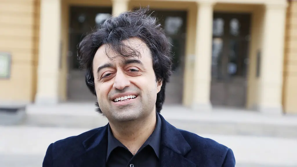 Ruben-Gazarian-Generalmusikdirektor-des-Theaters-Altenburg-Gera-steht-vor-dem-Schauspielhaus