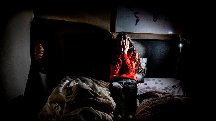 In Deutschland beklagen vor allem jüngere Menschen steigende psychische Belastung durch die aktuelle Krisenpermanenz.