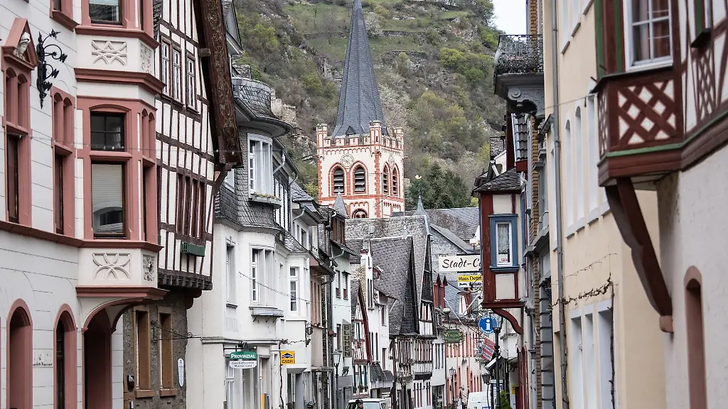 Nahezu-menschenleer-ist-es-im-Ortskern-des-Staedtchens-Bacharach-im-Mittelrheintal