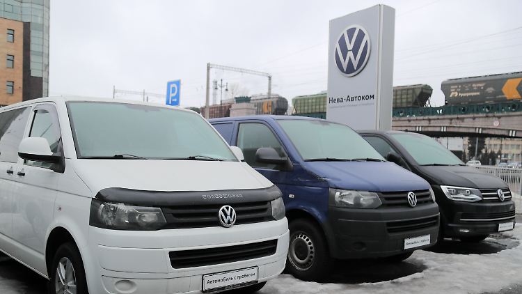 Der Rückzug westlicher Autobauer aus Russland hat zu einem deutlichen Einbruch der Fahrzeugproduktion geführt.