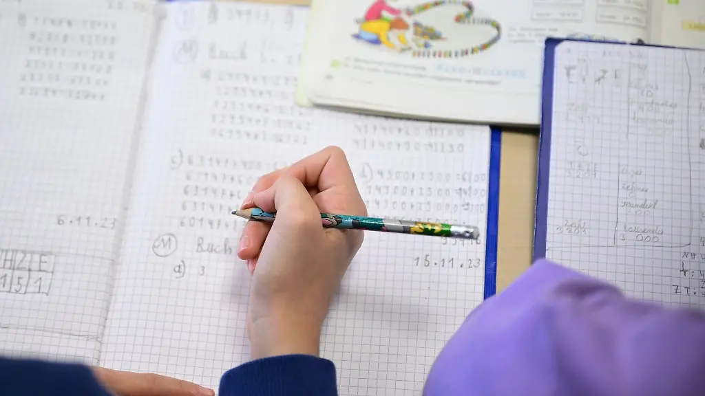 Schueler-arbeiten-in-einer-vierten-Klasse-in-einer-Grundschule-in-Stuttgart