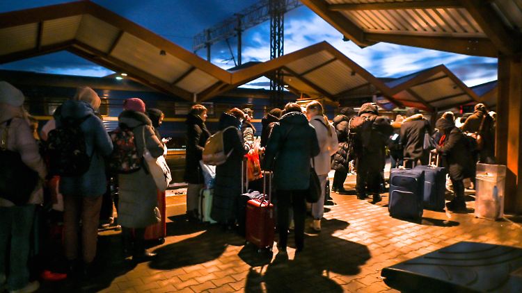 Flüchtlinge aus der Ukraine am Bahnhof von Przemysl, einer polnischen Stadt an der Grenze zur Ukraine. Mehr als vier Prozent der Bevölkerung in Polen sind derzeit ukrainische Flüchtlinge.