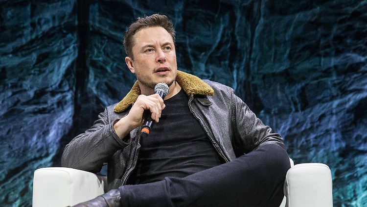 Nach seiner Übernahme von Twitter lockerte Musk die Regeln gegen Hass und Hetze auf der Plattform und entließ einen Großteil der für die Moderation zuständigen Mitarbeiter. 