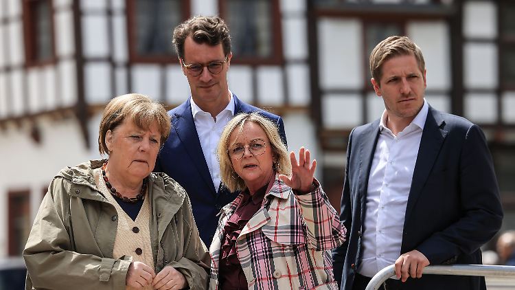 Merkel (l.) wurde bei ihrer Visite von NRW-Regierungschef Wüst (2.v.l.) begleitet.
