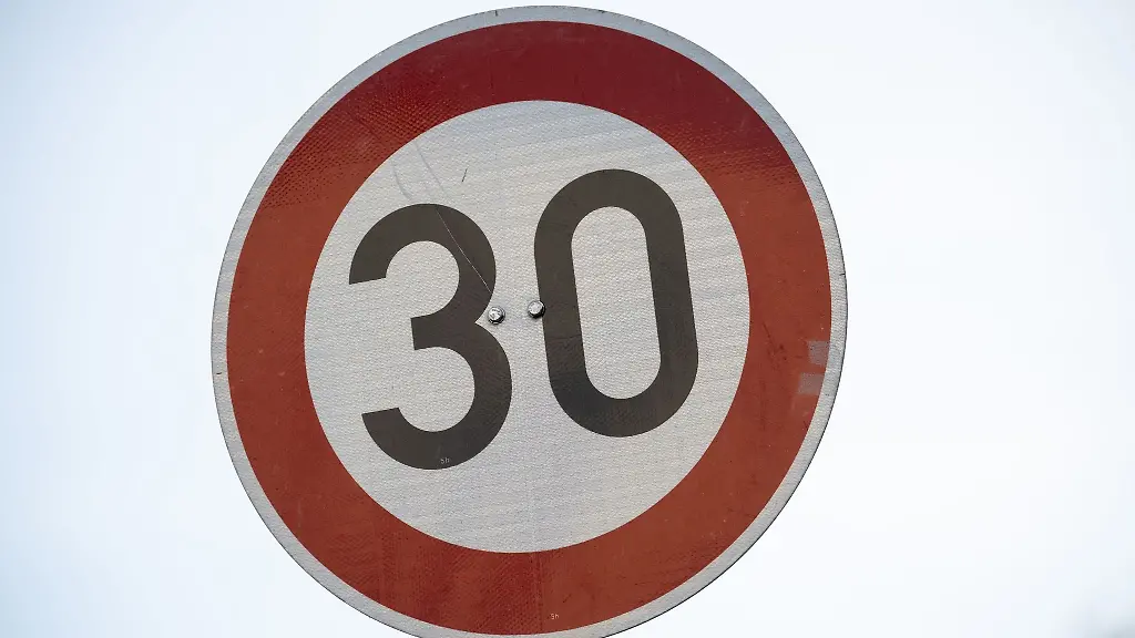 Ein-Schild-weist-auf-die-Geschwindigkeitsbegrenzung-von-30-Km-h-hin