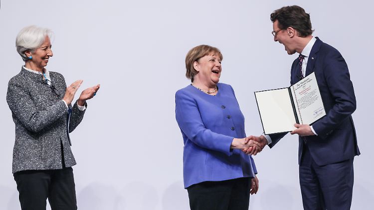 Ihr Preisgeld von 25.000 Euro stiftete Merkel dem Verein Blau-Gelbes Kreuz in Köln.