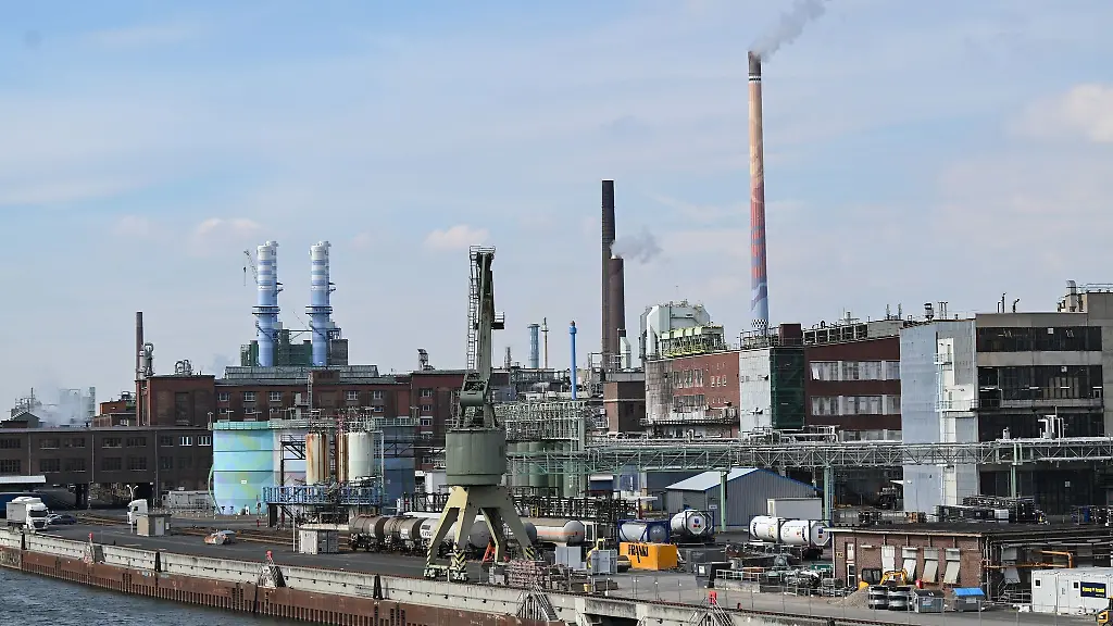 Chemieanlagen-sind-von-der-Leunabruecke-aus-im-Industriepark-Hoechst-zu-sehen