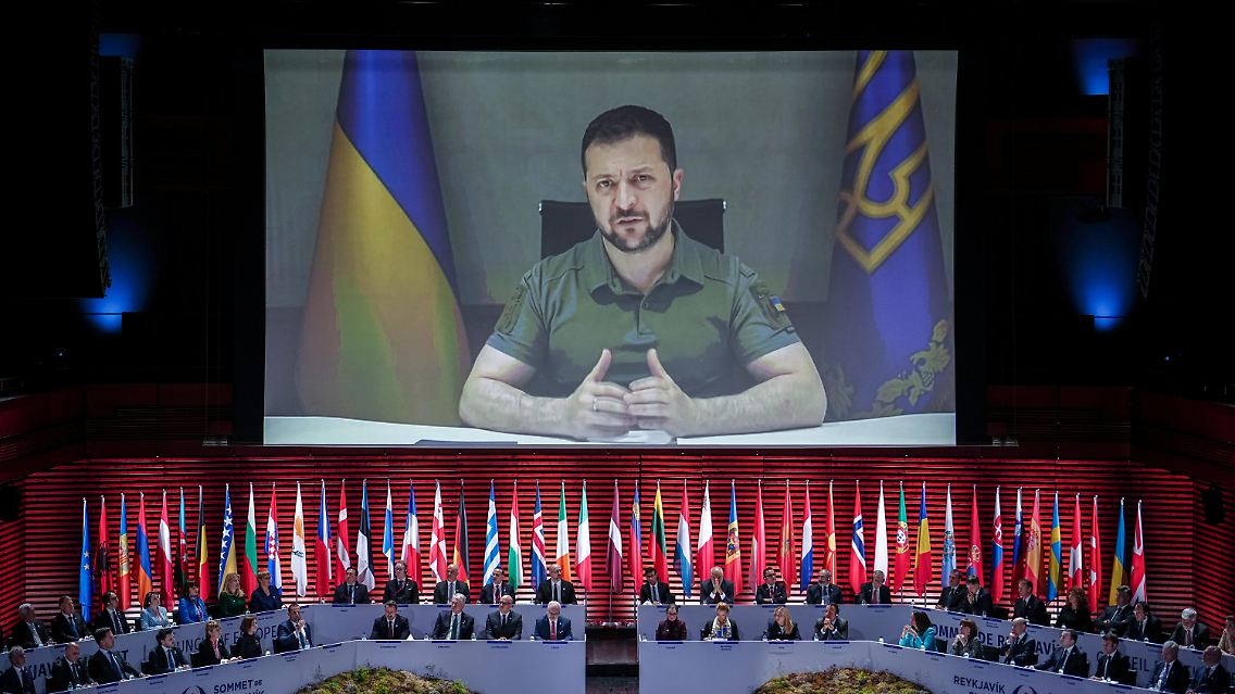 Wolodymyr Selenskyj wendet sich per Videoschalte an die Staatsvertreter.