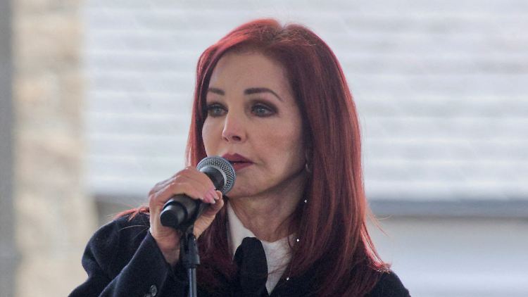 Ihr Name war aus dem Testament der Tochter gestrichen worden: Priscilla Presley bei der Trauerfeier für Lisa Marie. 