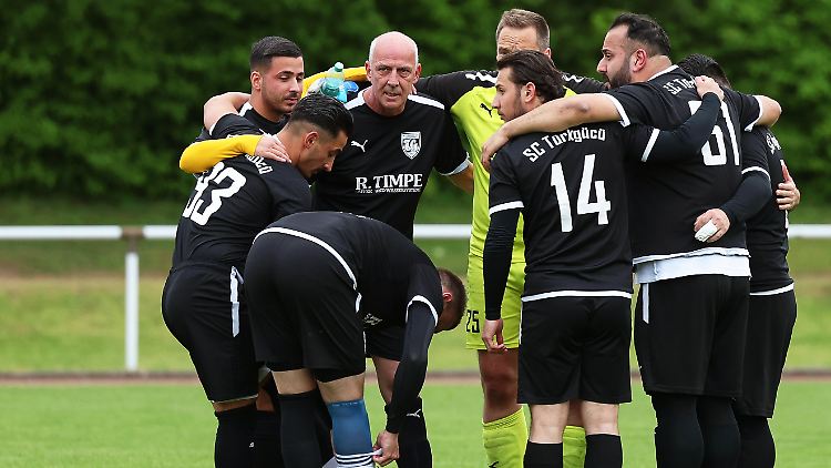 Basler im Kreis mit der Mannschaft des SC Türkgücü Osnabrück.