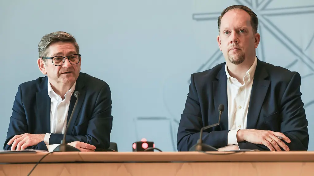 Marco-Schmitz-r-und-Josef-Neumann-l-sprechen-im-Landtag-auf-einer-Pressekonferenz