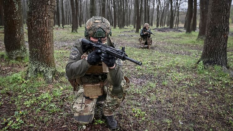 Zwei Soldaten der ukrainischen Sturmbrigade Sparta bei einer Übung.