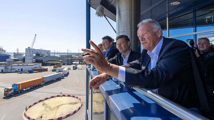 Mecklenburg-Vorpommerns Wirtschaftsminister Reinhard Meyer (r.) will das LNG-Änderungsgesetz erstmal aussetzen. 
