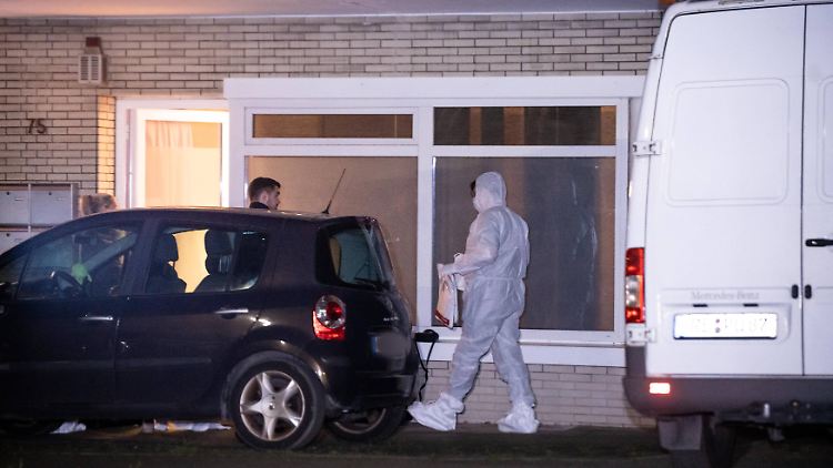 Ein Mitarbeiter der Spurensicherung am Tatort in Herten in Nordrhein-Westfalen.