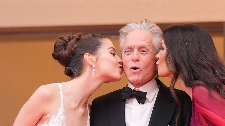Viel Liebe von Tochter Carys (l.) und Ehefrau Catherine Zeta-Jones: Michael Douglas.