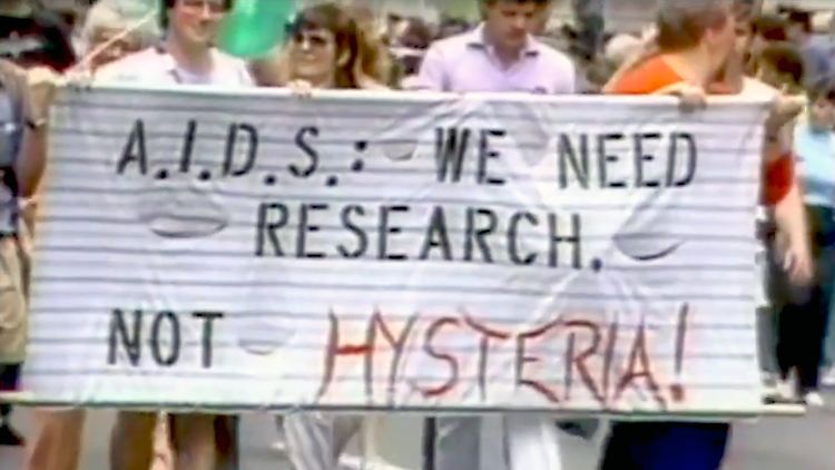 Bei einer Demonstration in den 1990ern: Betroffene protestieren gegen "Hysterie" und fordern mehr AIDS-Forschung.
